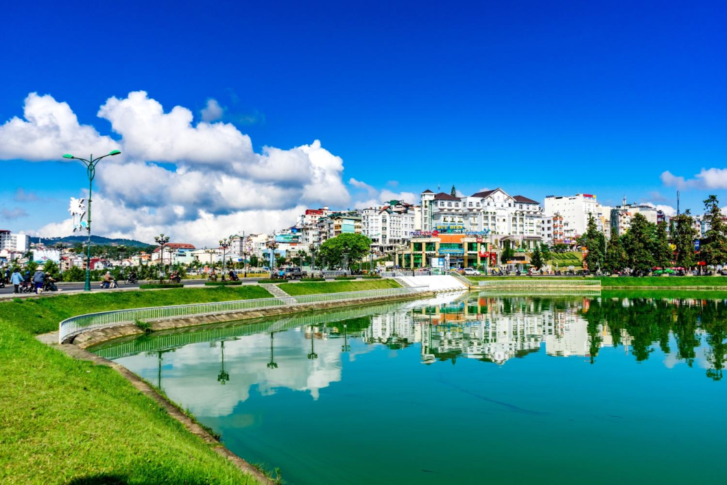 Du Lịch Đà Lạt: Quê Garden - Đồi Chè Cầu Đất - Mongo Land