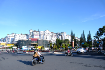 Du Lịch Đà Lạt: Quê Garden - Đồi Chè Cầu Đất - Mongo Land